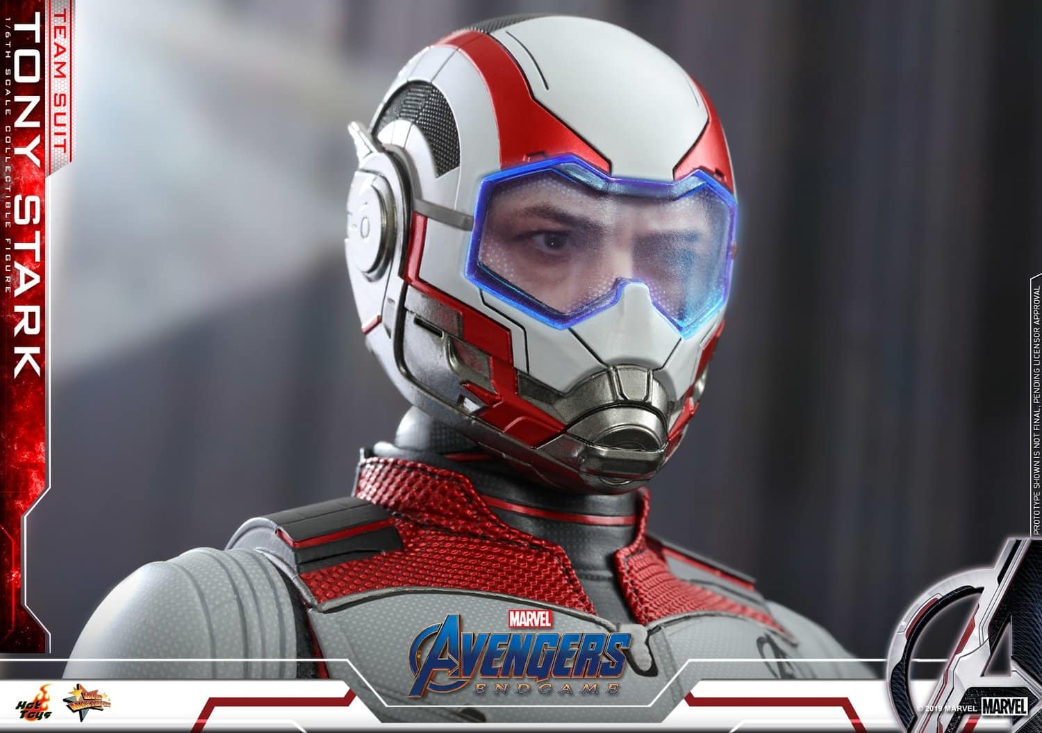 The helmet of the quantum suits clearly reminds one of the Ant-Man helmet. 