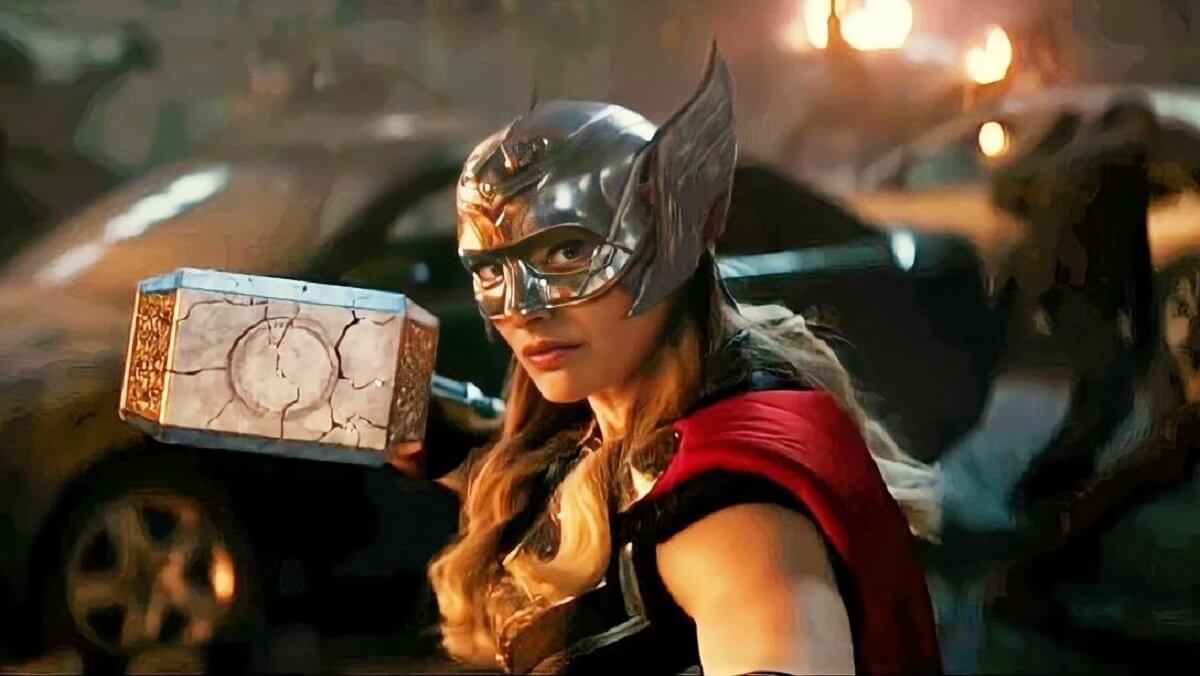 Jane Foster in Thor: Love and Thunder with the hammer 