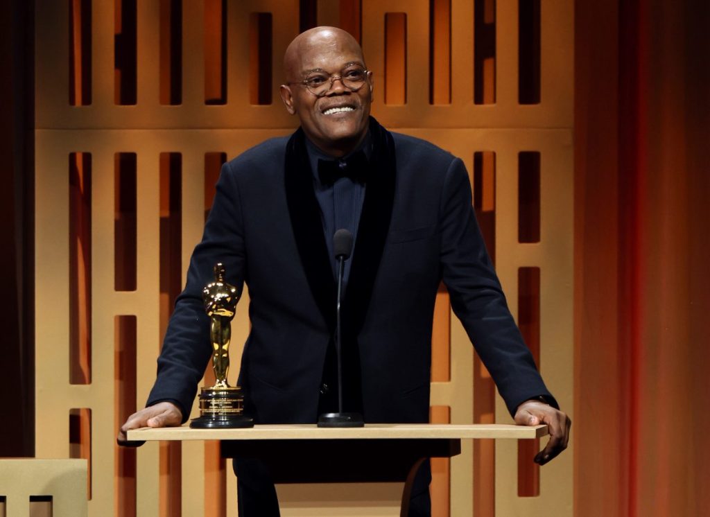 Samuel L. Jackson, receives his First academy Award from Denzel Washington
