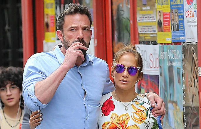Ben Affleck and Jennifer Lopez walking through Paris