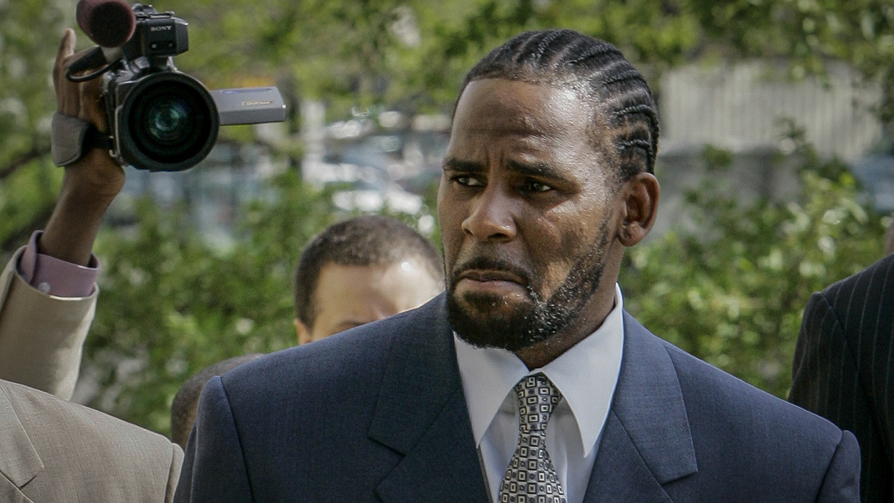 R. Kelly juror faces panic attack in Chicago trial after prosecution closing argument