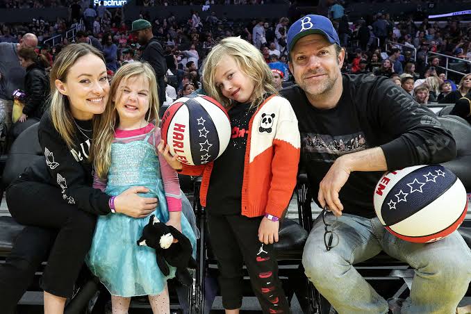 Olivia Wilde and Jason Sudeikis with the family
