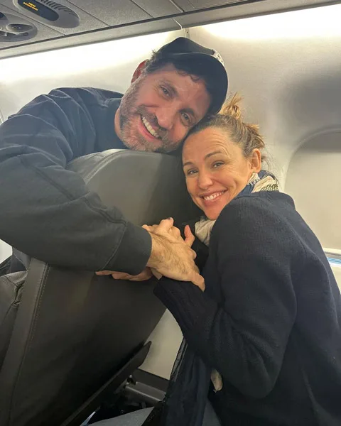 Jennifer Garner and Edgar Ramirez have a chance encounter on their flight