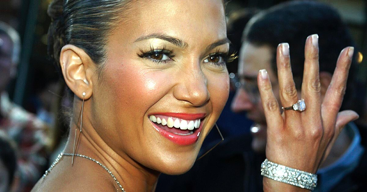 Jennifer Lopez flaunting her pink diamond engagement ring