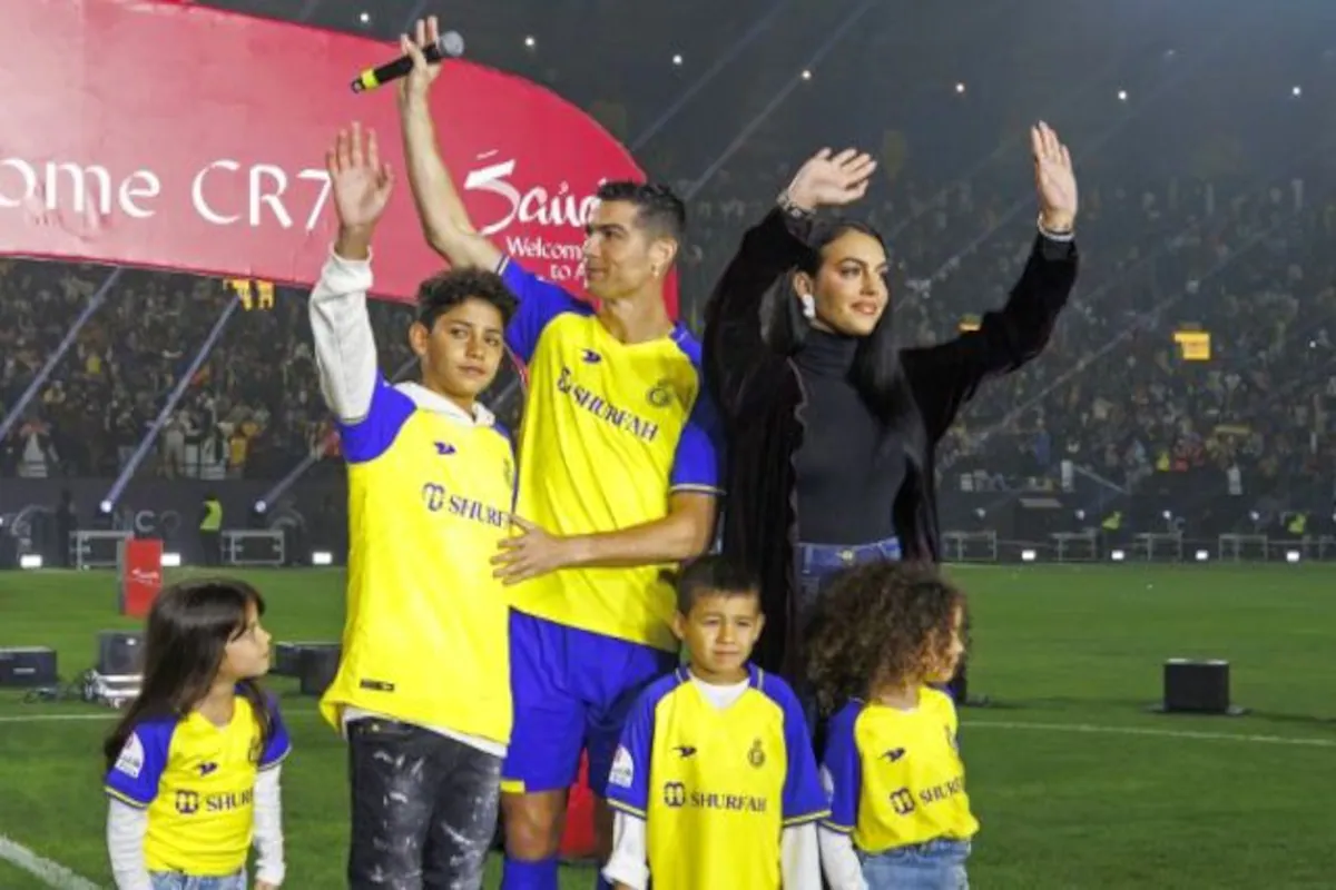     Cristiano Ronaldo and Georgina Rodríguez during the presentation of the shirt
