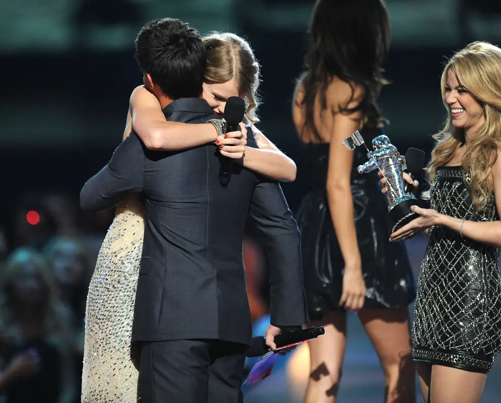 Taylor Swift hugging Taylor Lautner at the 2009 VMAs