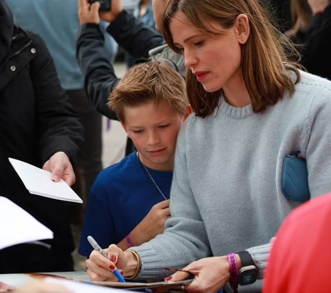 Jennifer Garner was spotted signing autographs for fans 