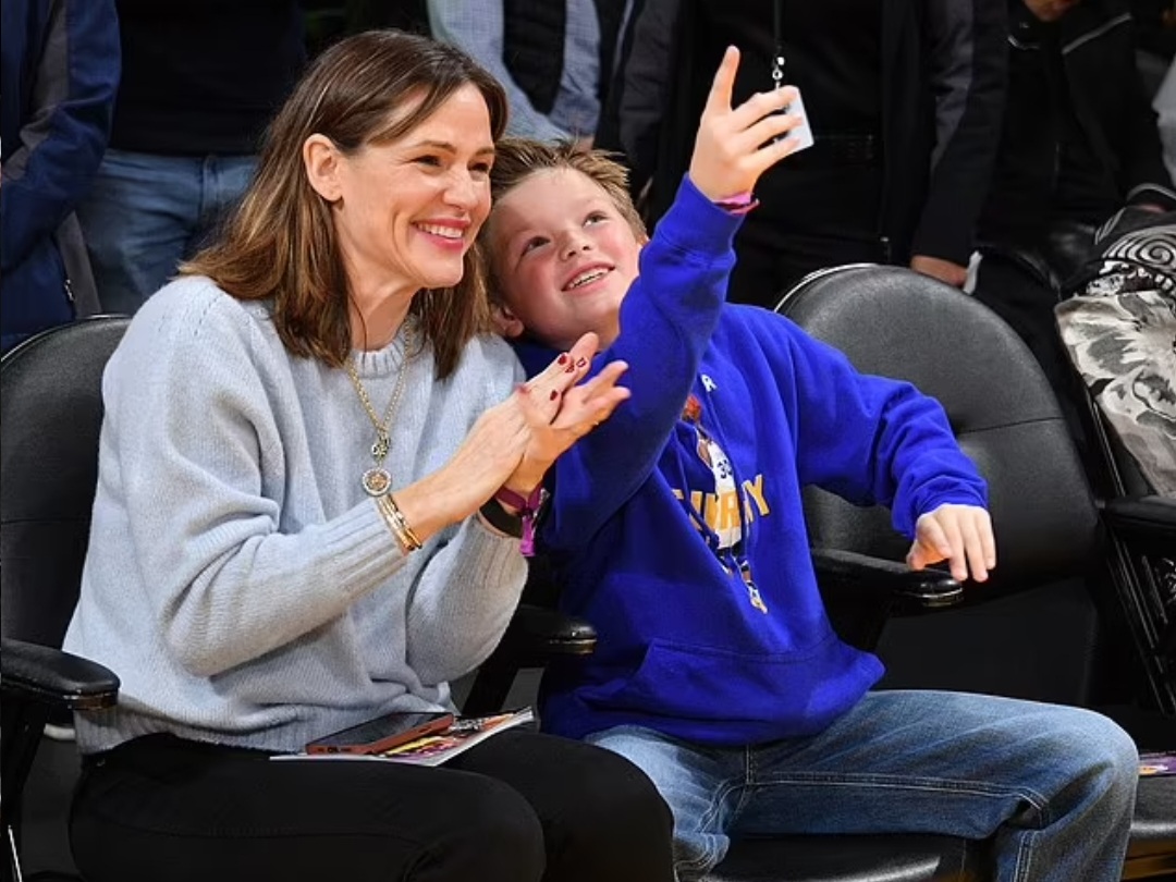 Jennifer Garner with her son Samuel at a basketball game